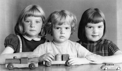 Jeugdfoto Betty met twee van haar zussen Monique en Anita